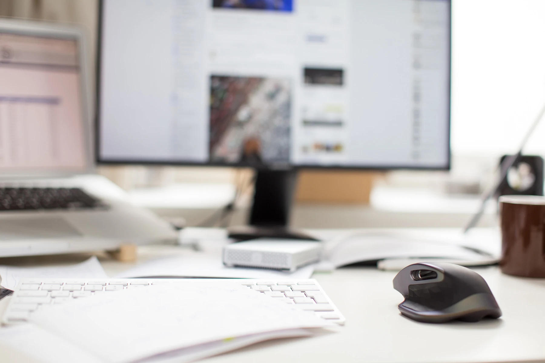 Arbeitsplatz mit technischen Unterlagen